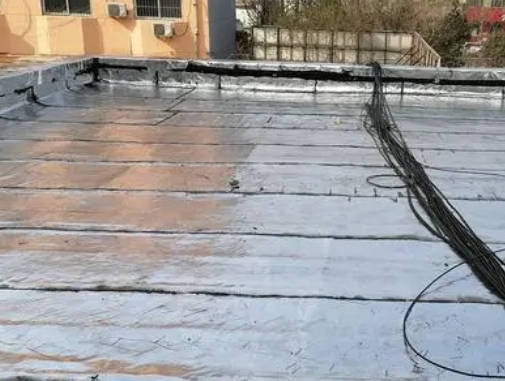 安新卫生间漏水维修公司分享下安新屋面楼顶防水刚性防水层施工要点。